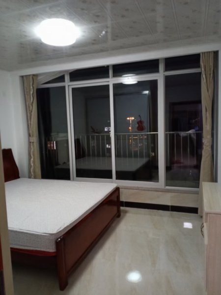 鸿福花园精装阁楼，650一个月