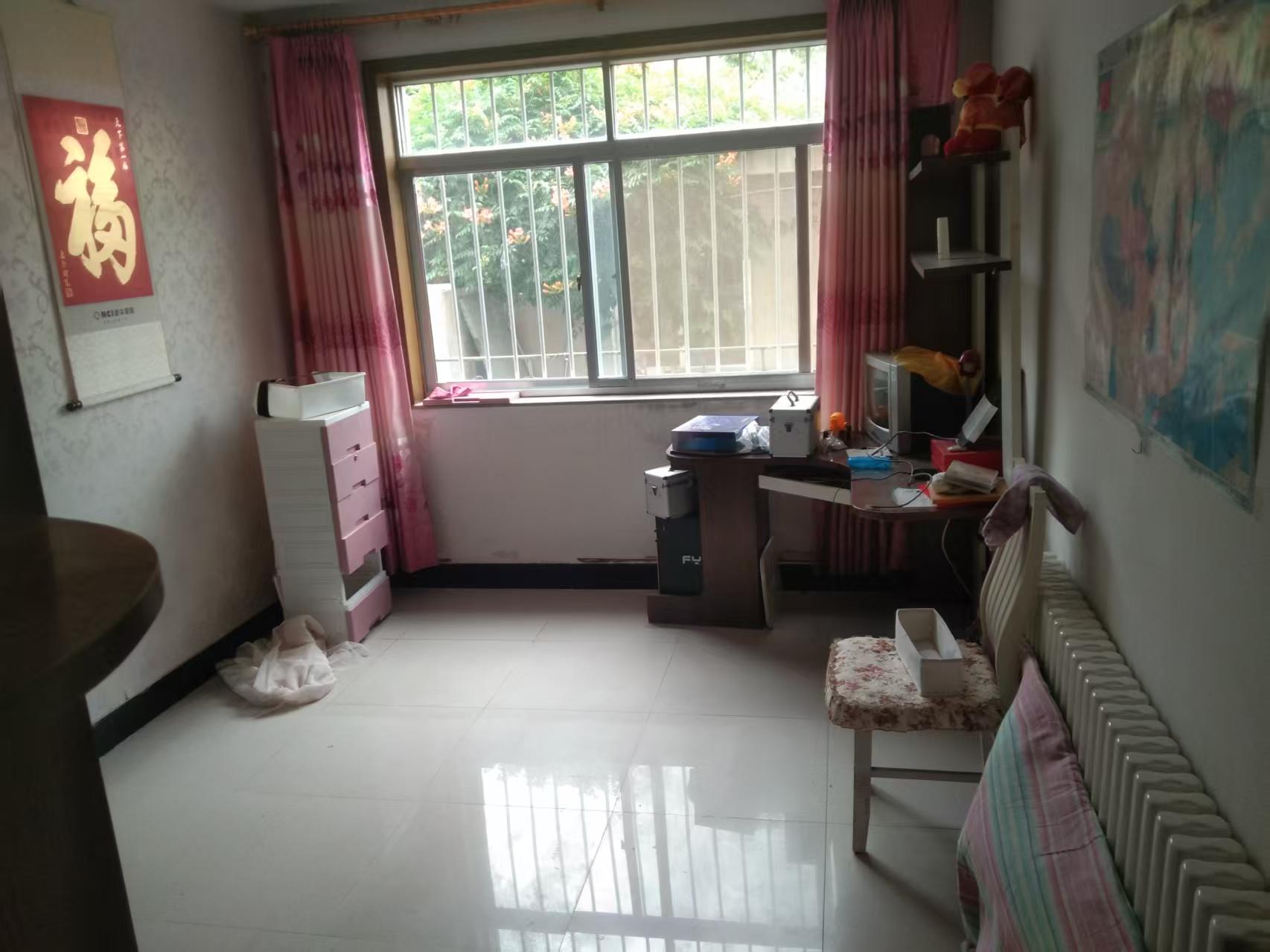 城北贴地一楼带院家电家具齐全拎包入住