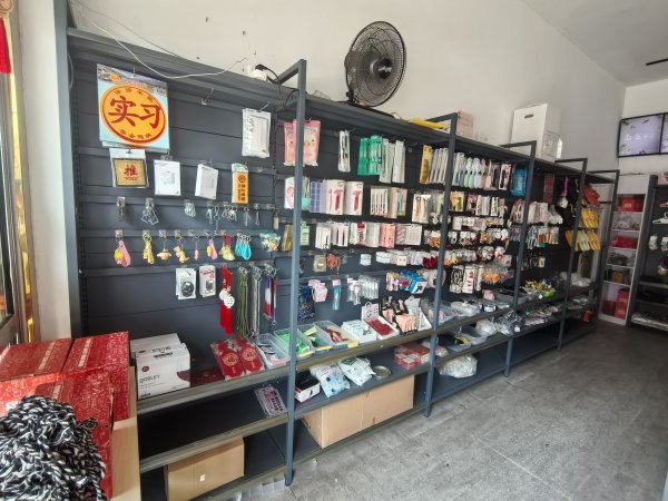 文登市区货架转让，九成新。额外赠送收银吧台。特价2500。自