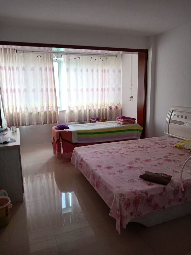 @1000/月，兴隆街，2楼，2室精装