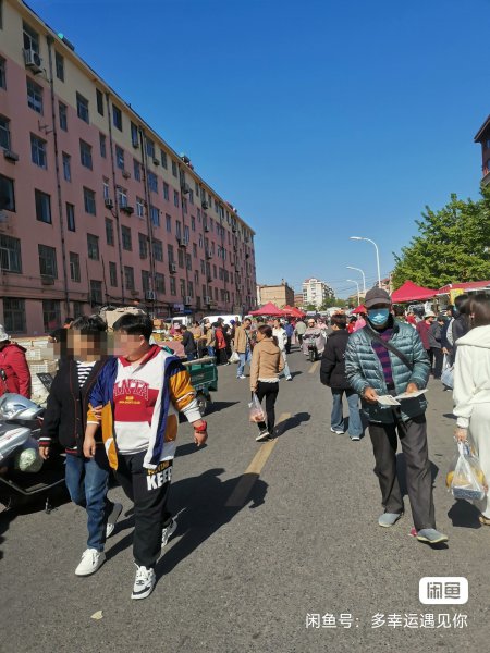 爬山街早市小店出售。
