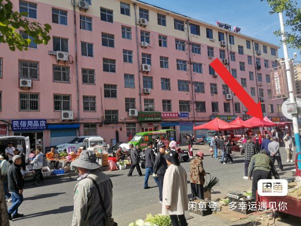 爬山街早市小店出售。
