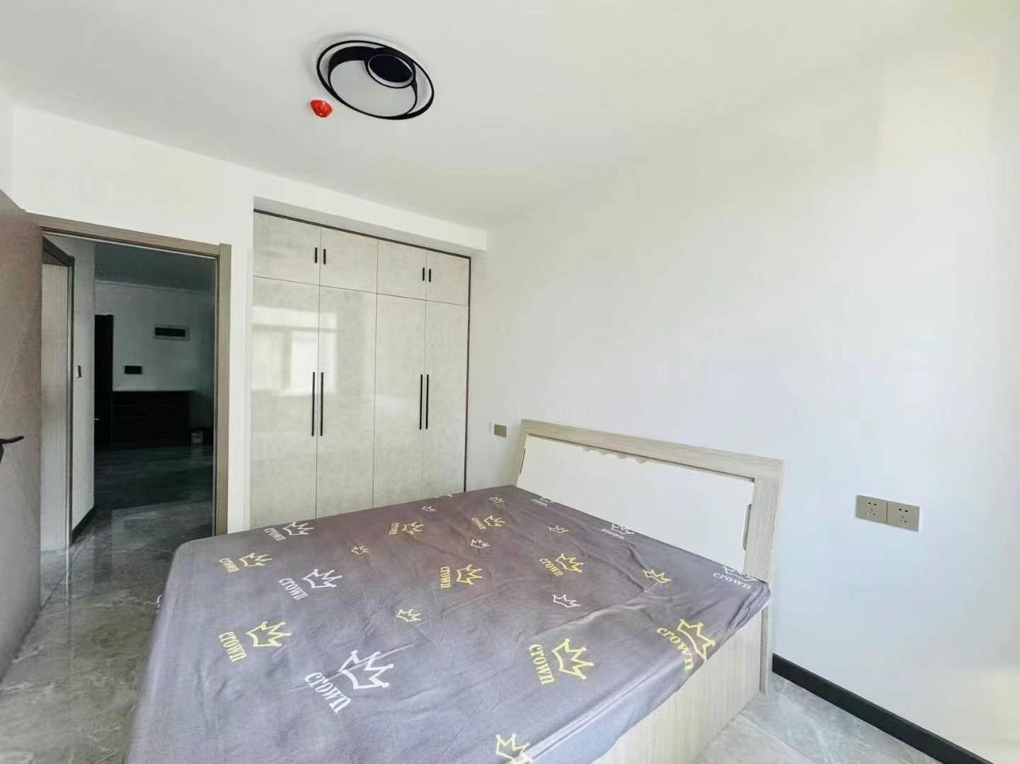 @1300/月，德宏世纪华府，2室精装
