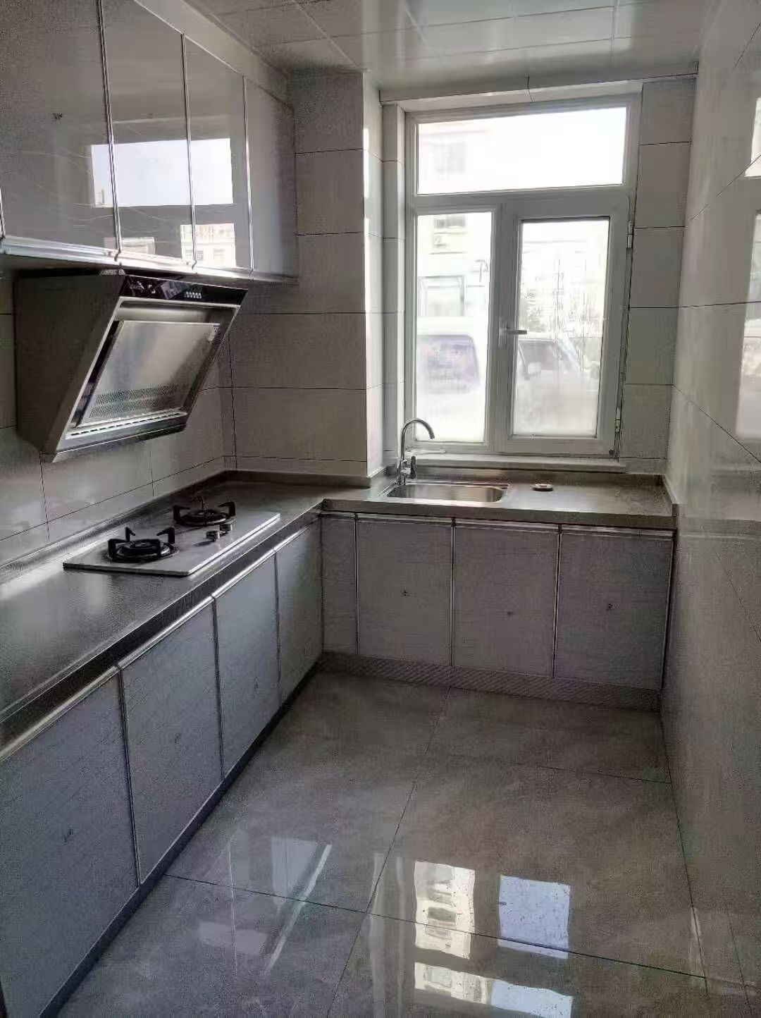 德宏华府一楼精装修家电家具齐全拎包入住月租1100