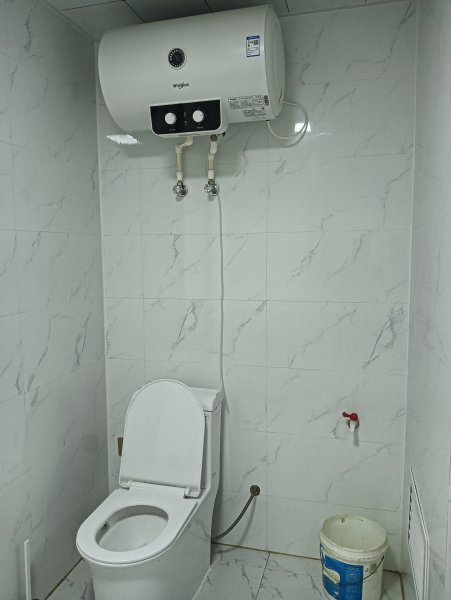 人和国际公寓楼南楼906室，可办公可居住，电器齐全