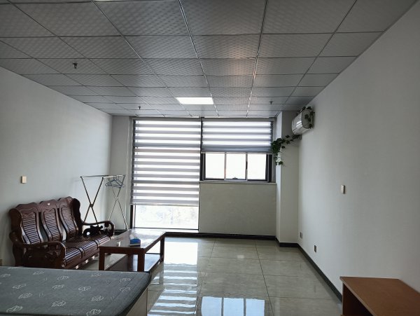 人和国际公寓楼南楼906室，可办公可居住，电器齐全
