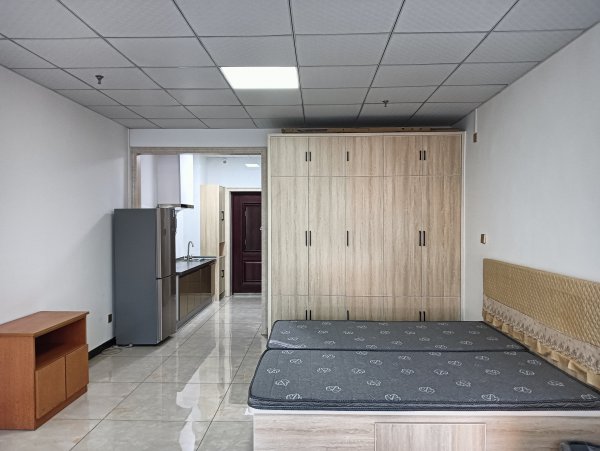 人和国际公寓楼南楼906室，可办公可居住，电器齐全
