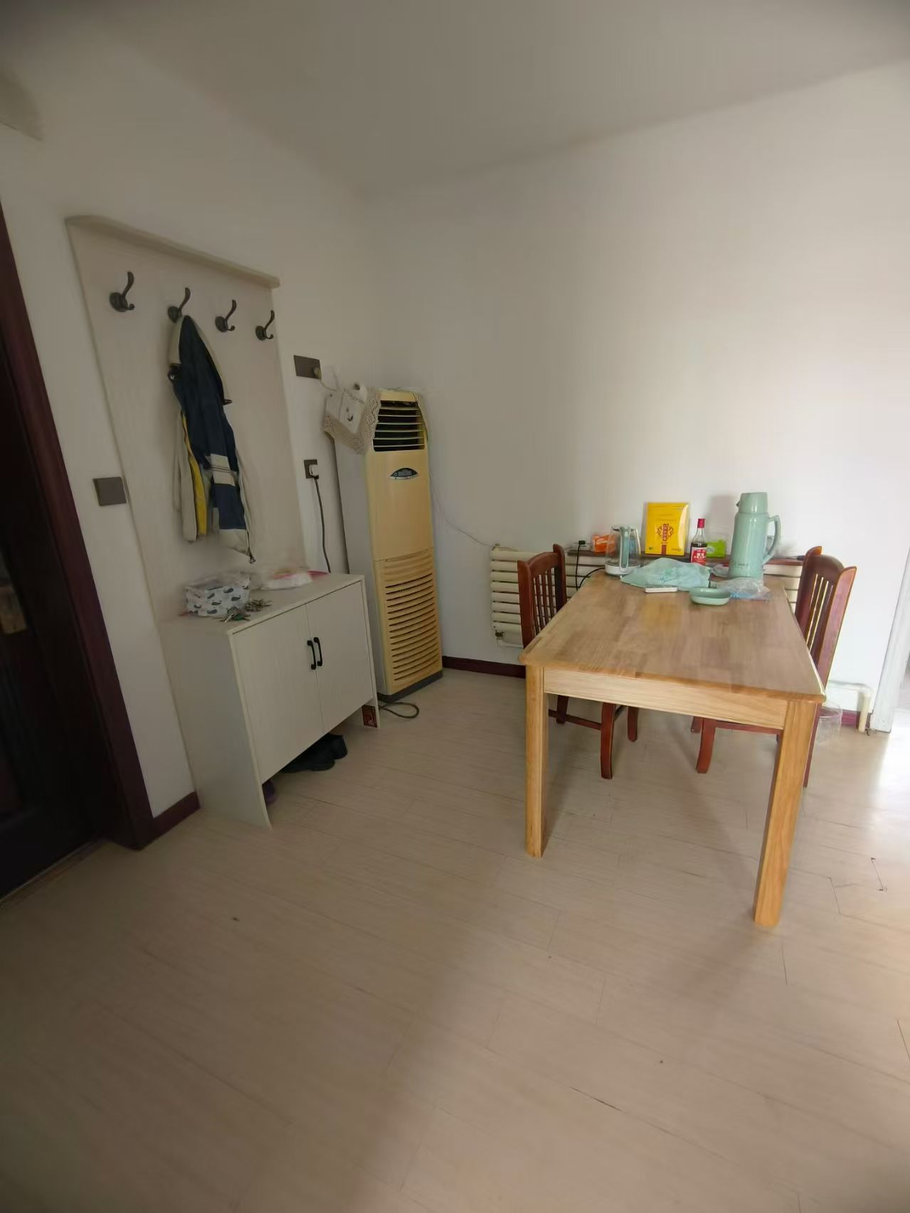 抱山街住人三楼78平两室月租900元