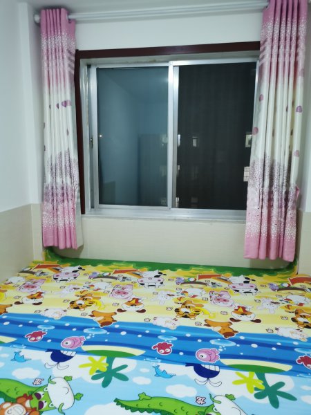 吉房出租，大润发附近，离大众完小学校也近，住人三楼有地暖，空