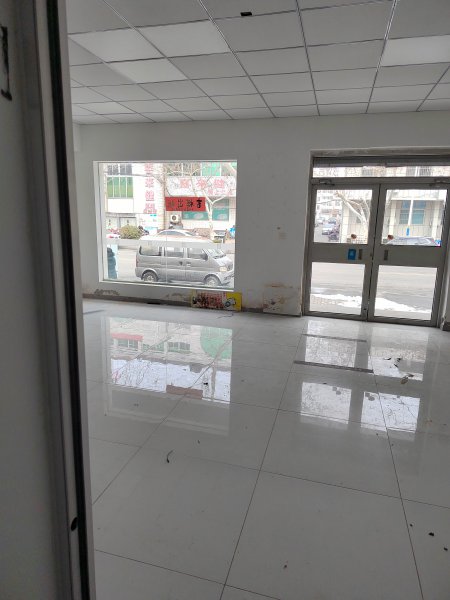 文登区五龙街家家悦超市对面，临街商铺，适合水果超市，足疗店