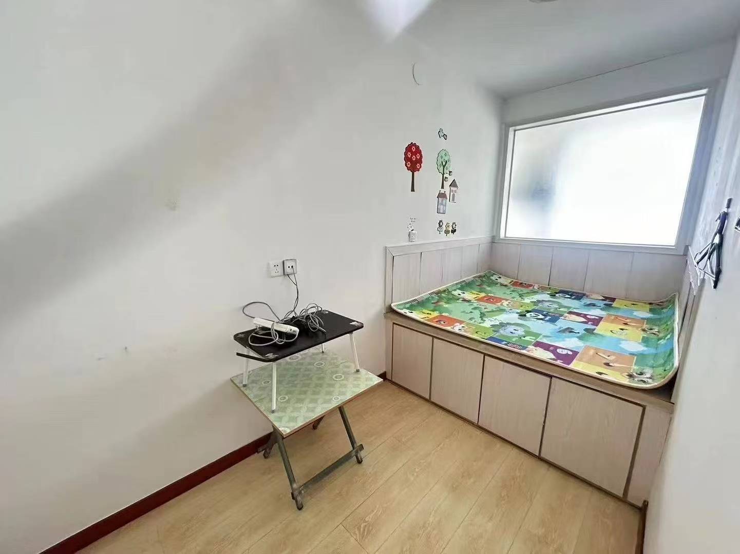 大润发旁贴地四楼三室800
