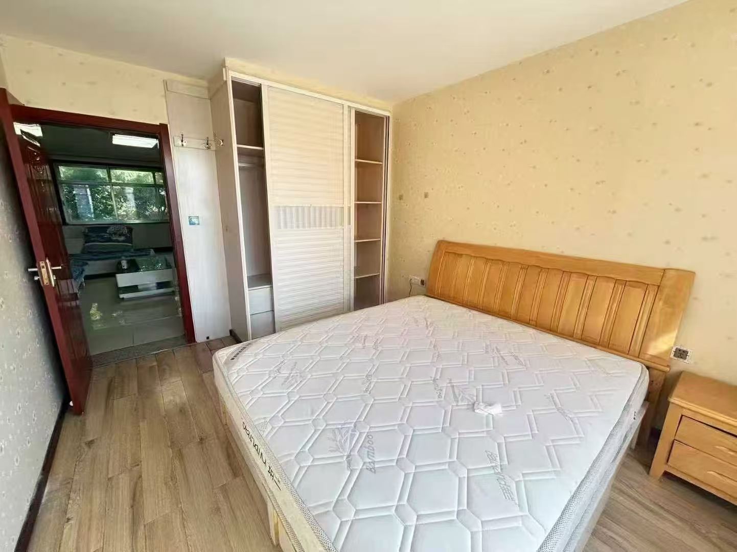 @出租：900/月，柳林新村3楼，4室，拎包入住！