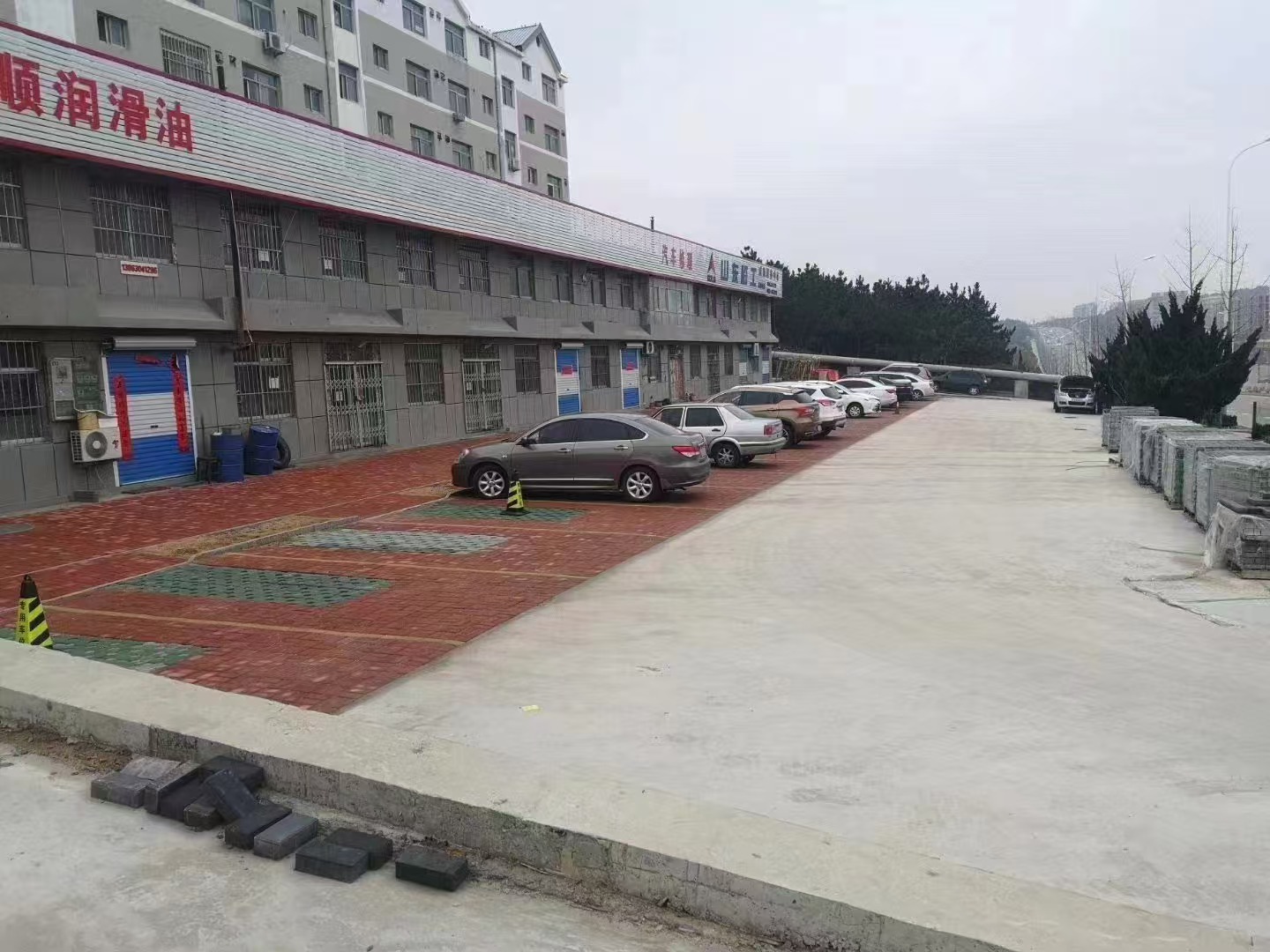 秀山路凤凰山红绿灯西两层门市出租