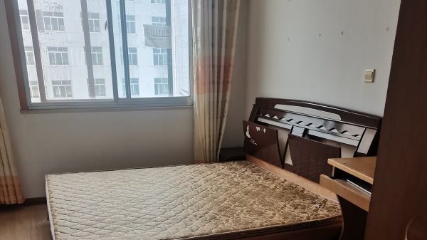 青山名居两室一厅出租，离七里中学环山小学都很近，交通便利