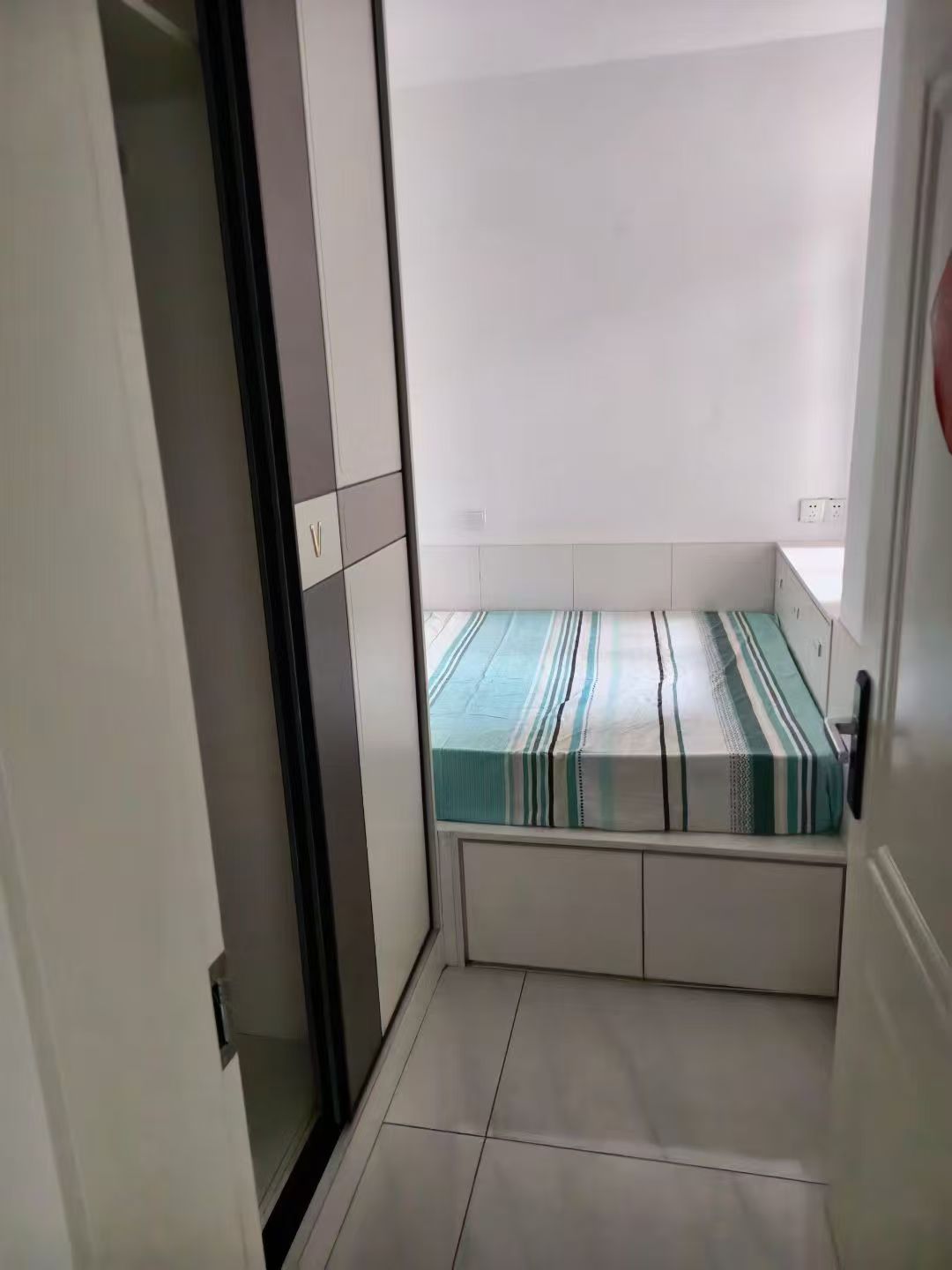 德红世纪华府电梯房两室每月1200元