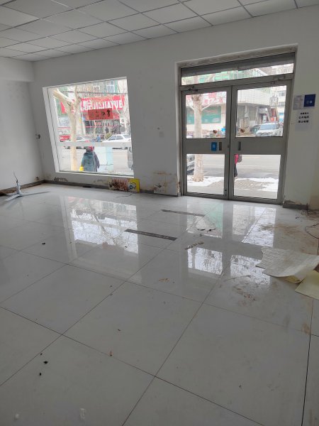 文登区五龙街家家悦超市对面，临街商铺，适合水果超市，足疗店