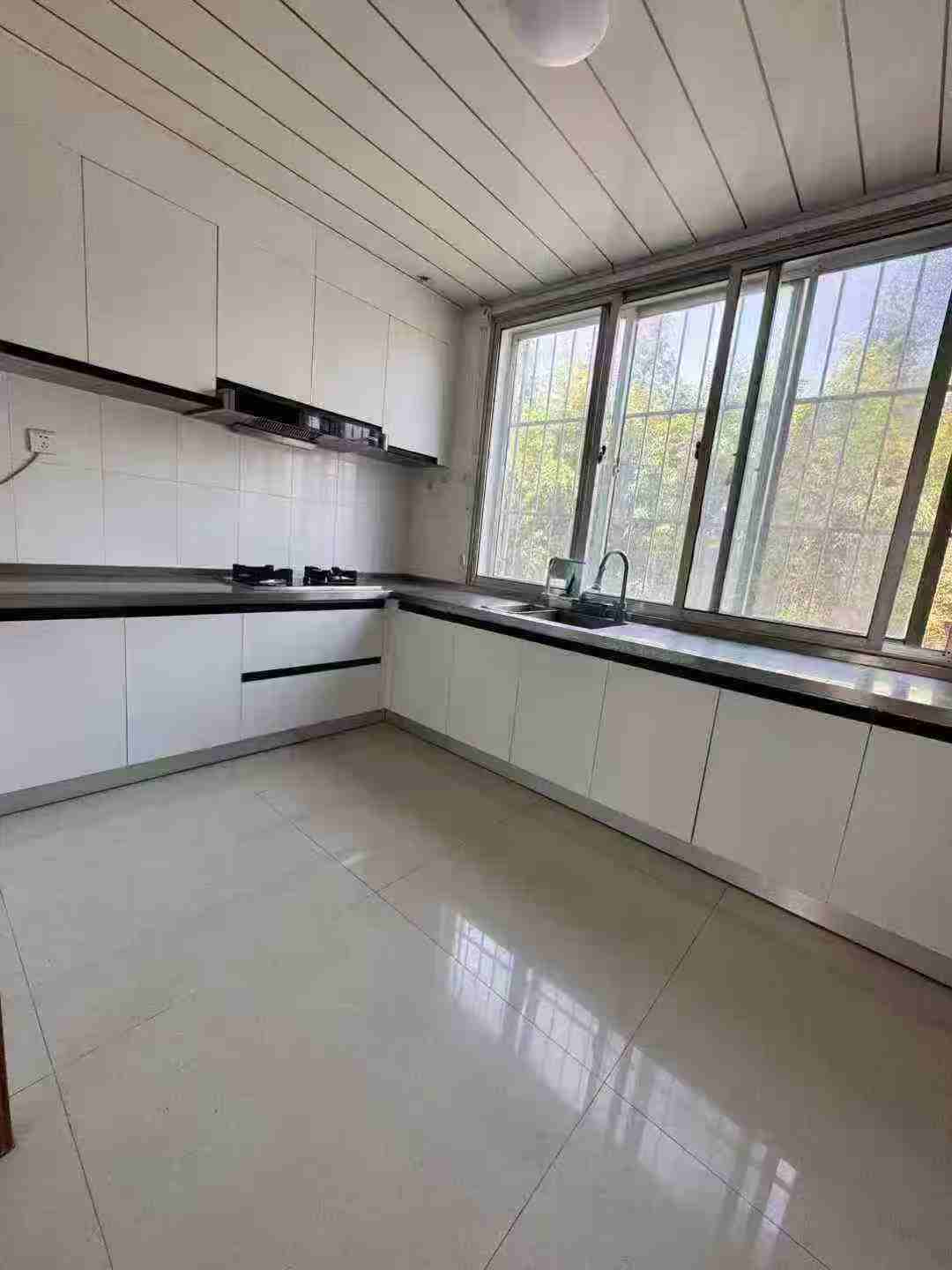 单山路贴地二楼02年竣工浇筑楼二室98.79平方29.8万 单山路贴地二楼02年竣工浇筑楼二室98.79平方29.8万