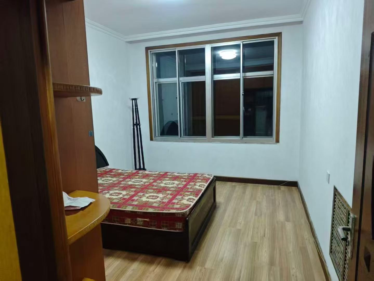 龙山路住人一楼120平三室月租750元