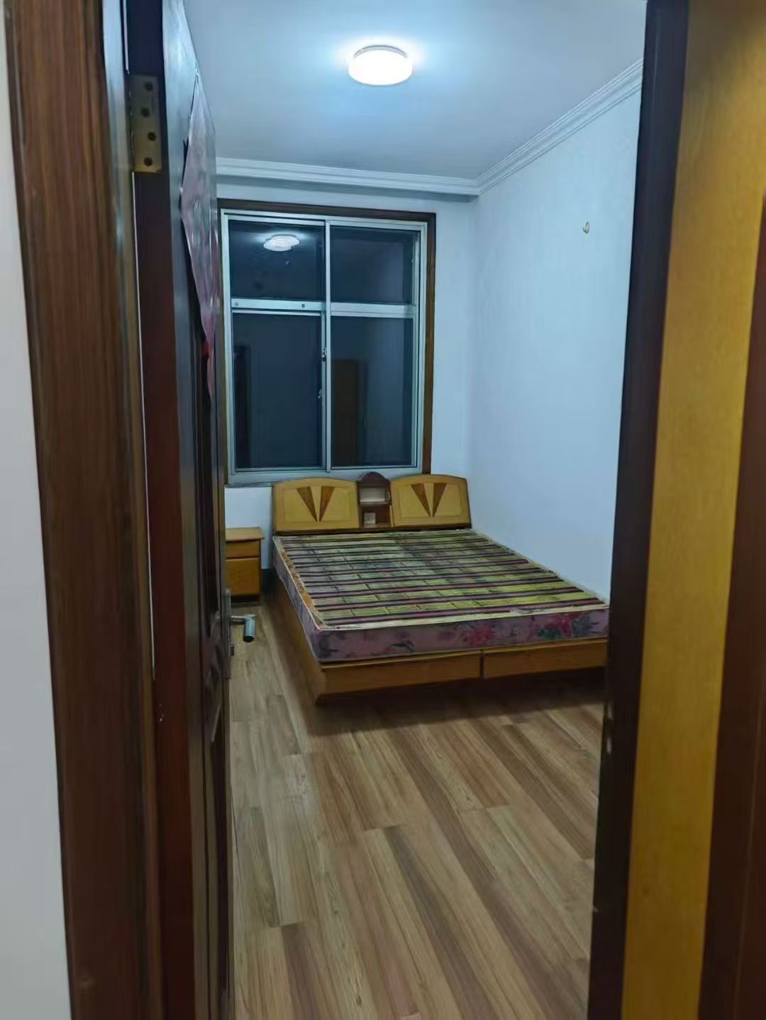 龙山路住人一楼120平三室月租750元