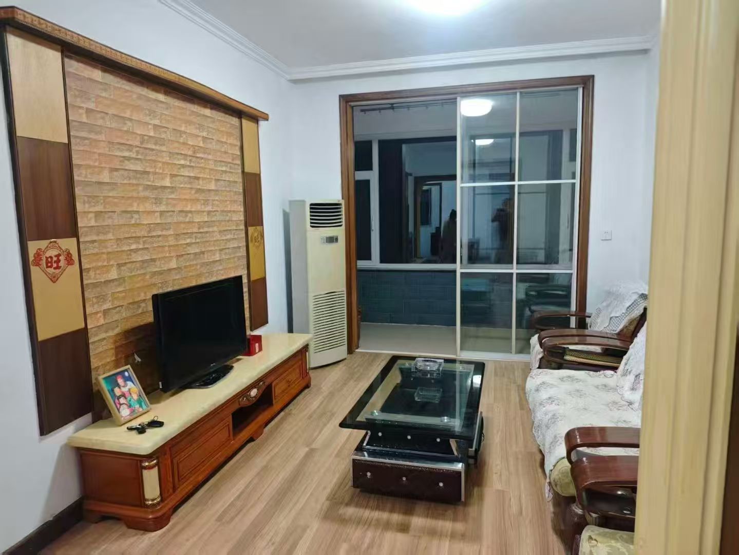 龙山路住人一楼120平三室月租750元