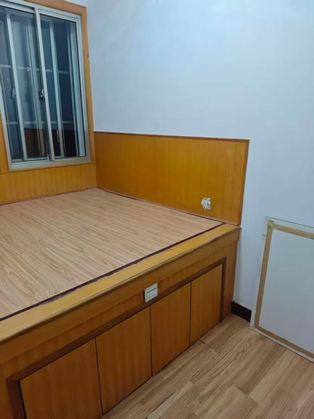 龙山路住人一楼120平三室月租750元