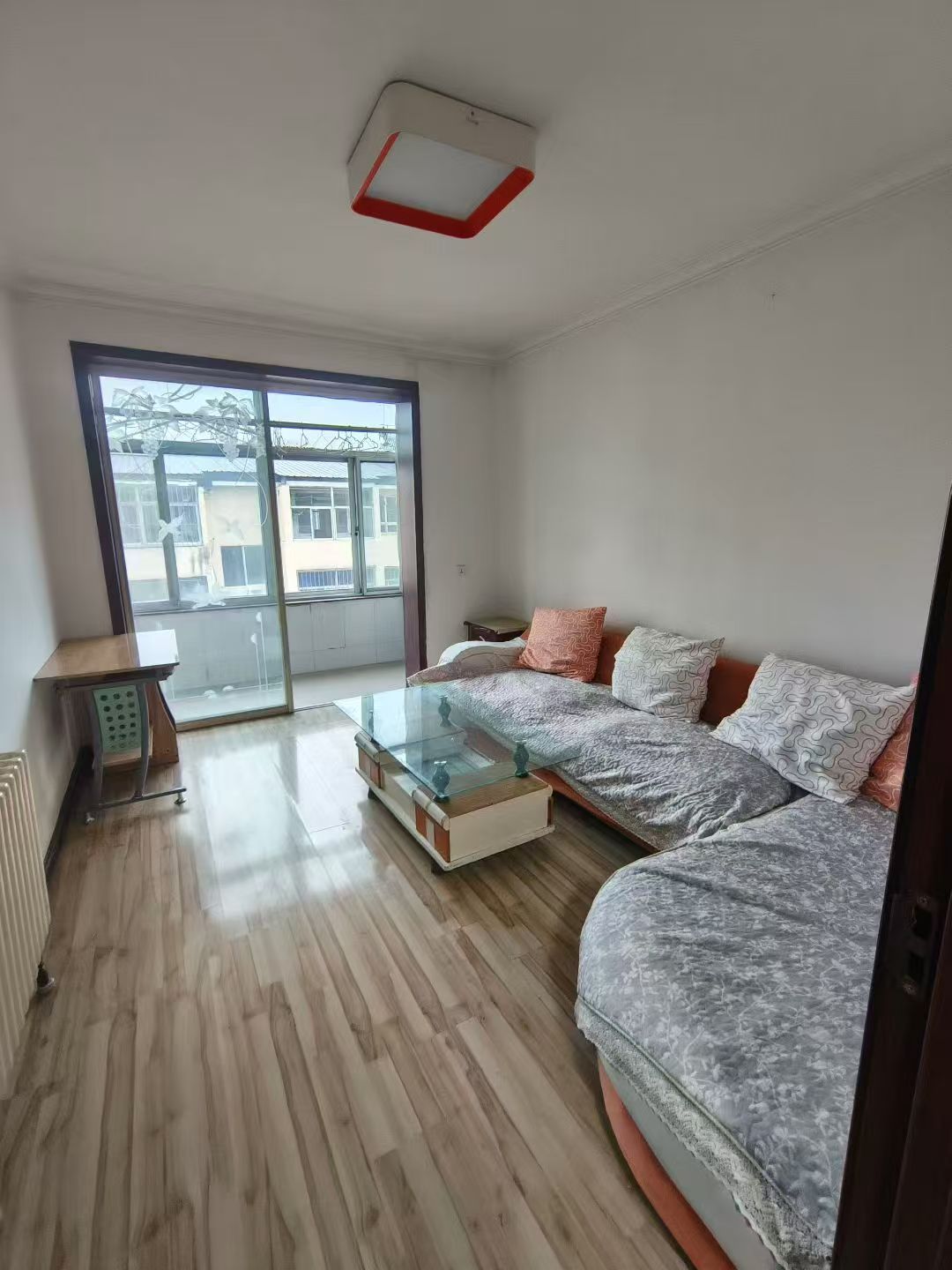 职工街多层3楼70多平两室月租700元