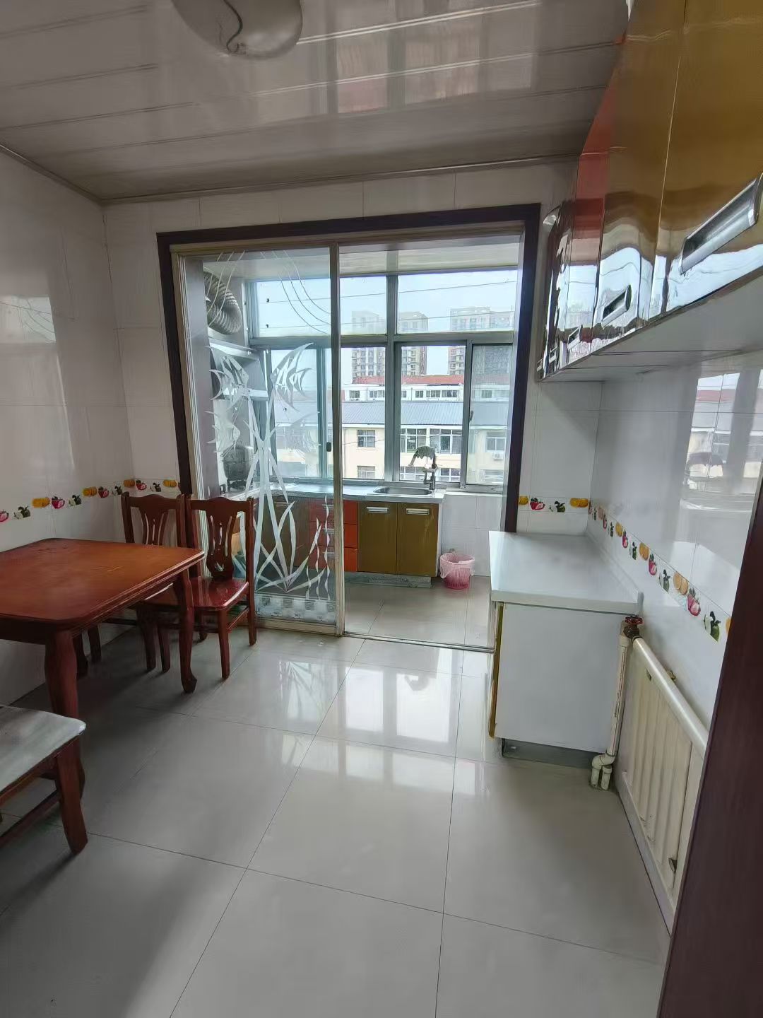 职工街多层3楼70多平两室月租700元