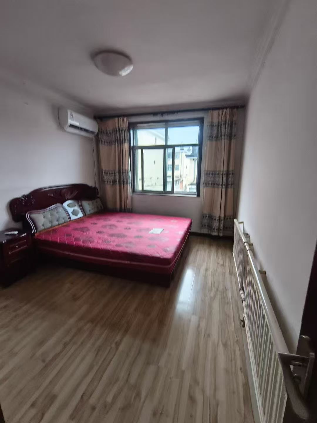 职工街多层3楼70多平两室月租700元