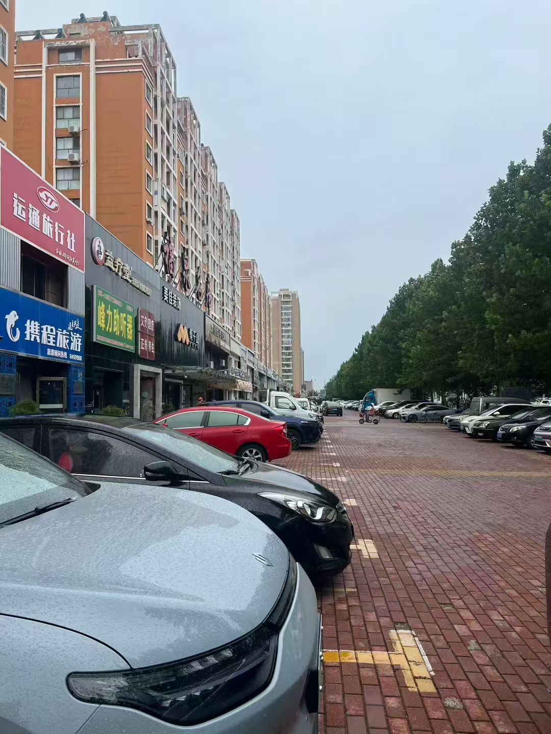 文登福泉名居小区北门东侧有门市房对外出租