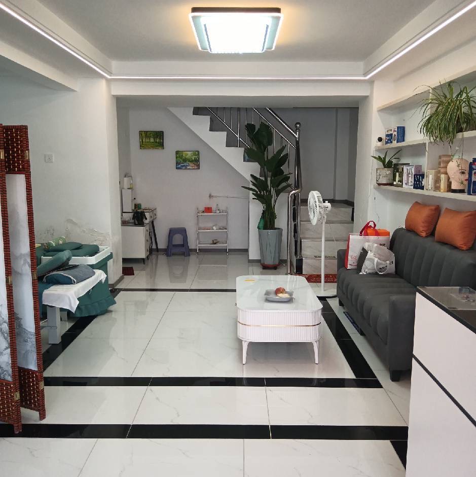 在三里河小学附近两层共110 新装修