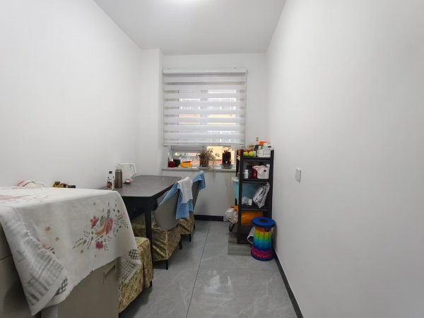 大众完小门口一楼18万 大众完小门口一楼18万