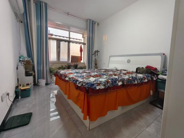 大众完小门口一楼18万 大众完小门口一楼18万