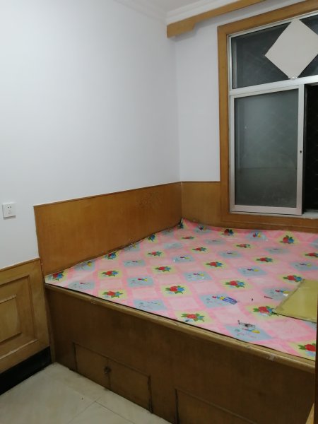 位于大润发北，香和苑小区对面，生产街2号贴地一楼对外出租