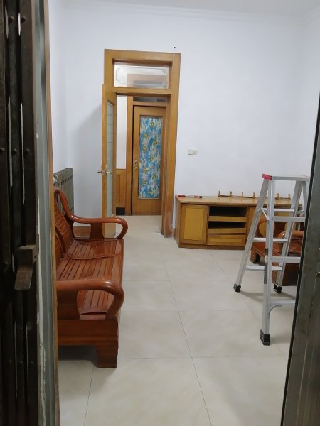 位于大润发北，香和苑小区对面，生产街2号贴地一楼对外出租