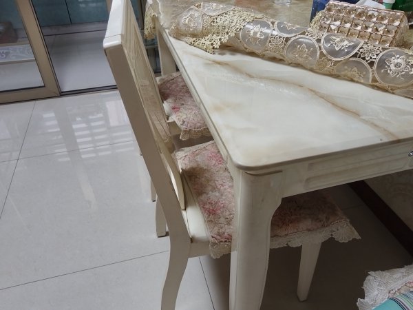 八成新餐桌、电视柜便宜转让