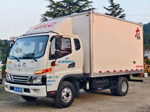 康明斯3.8一排半保温箱货出售