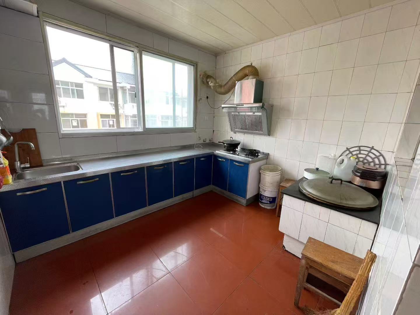 @700/月，兴隆街，3楼3室