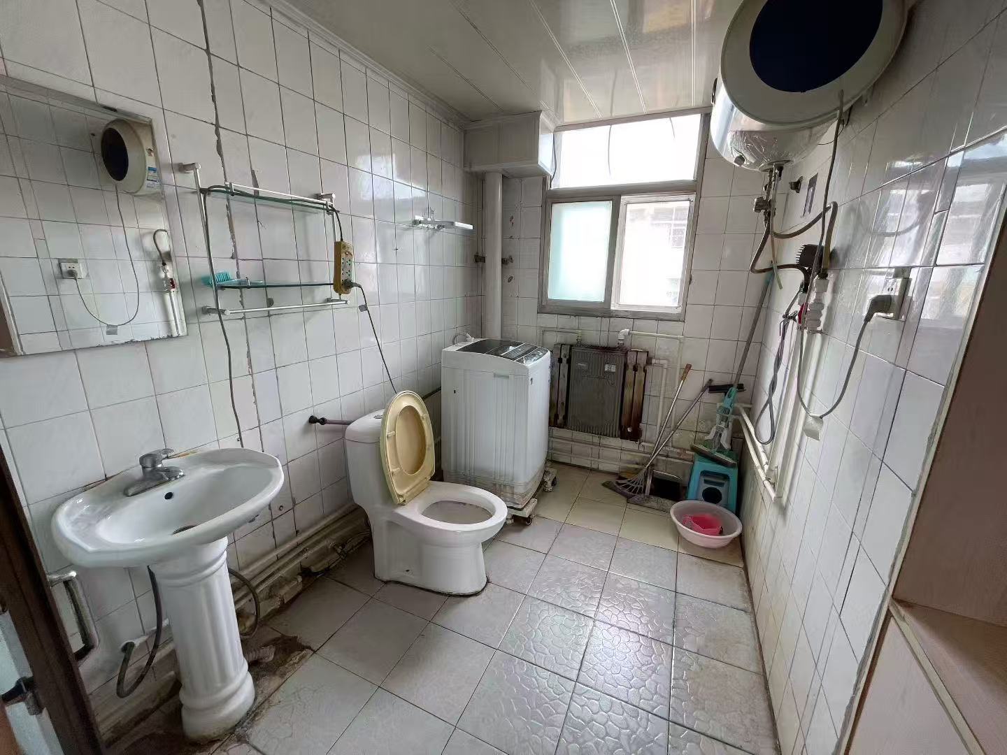 @700/月，兴隆街，3楼3室