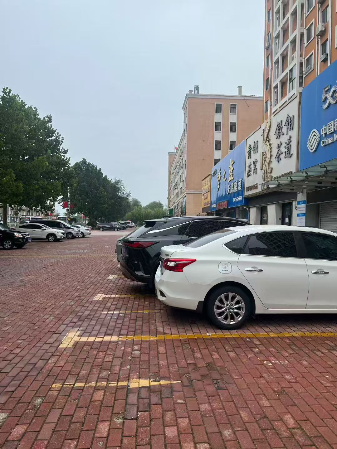 文登福泉名居小区北门东侧有门市房对外出租