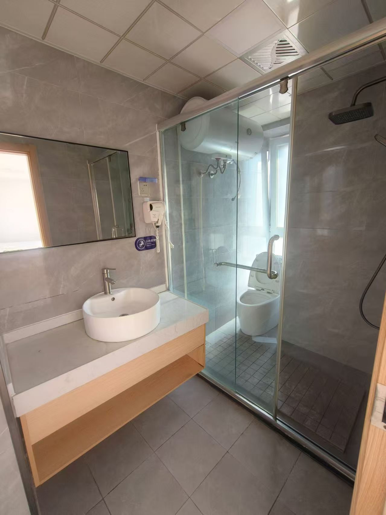 宝宇公馆电梯最好楼层75平两室精装月租1200元