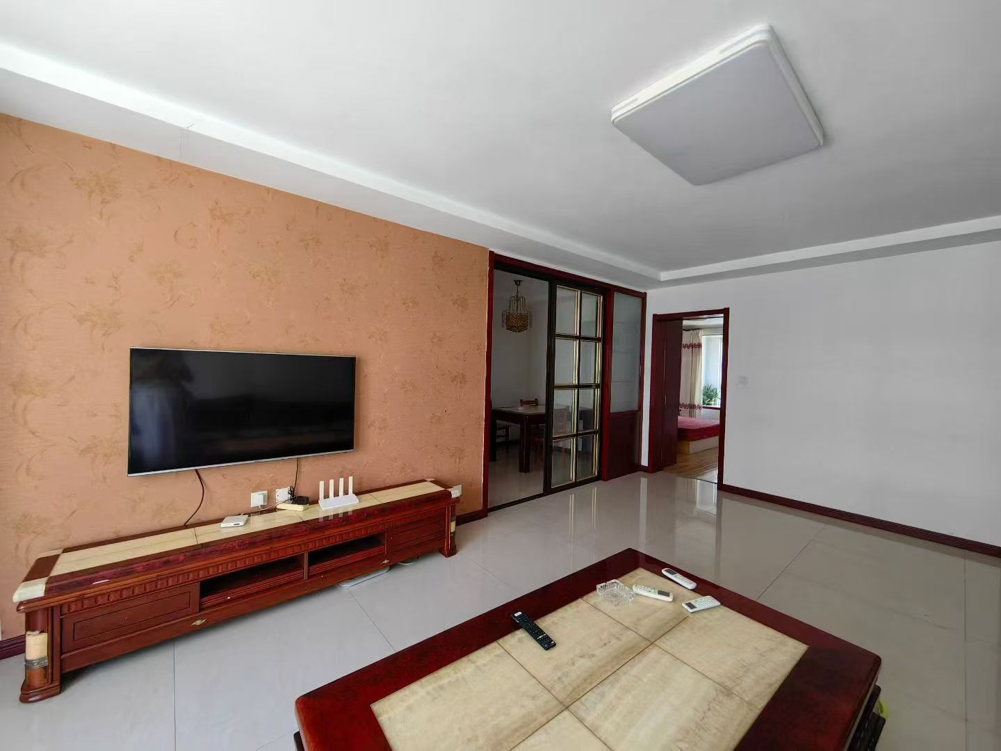 龙泽苑二楼126平三室1600/月年租