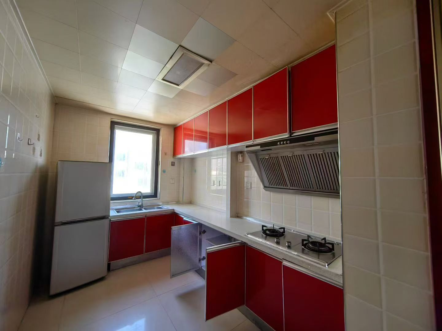 龙泽苑二楼126平三室1600/月年租