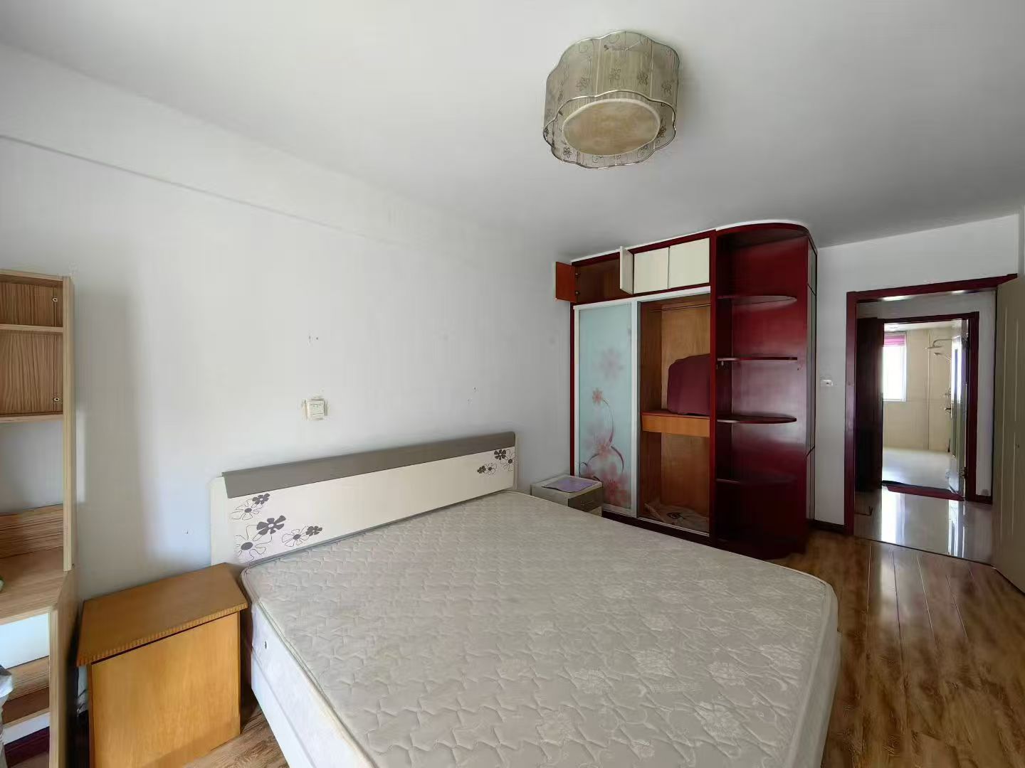 龙泽苑二楼126平三室1600/月年租