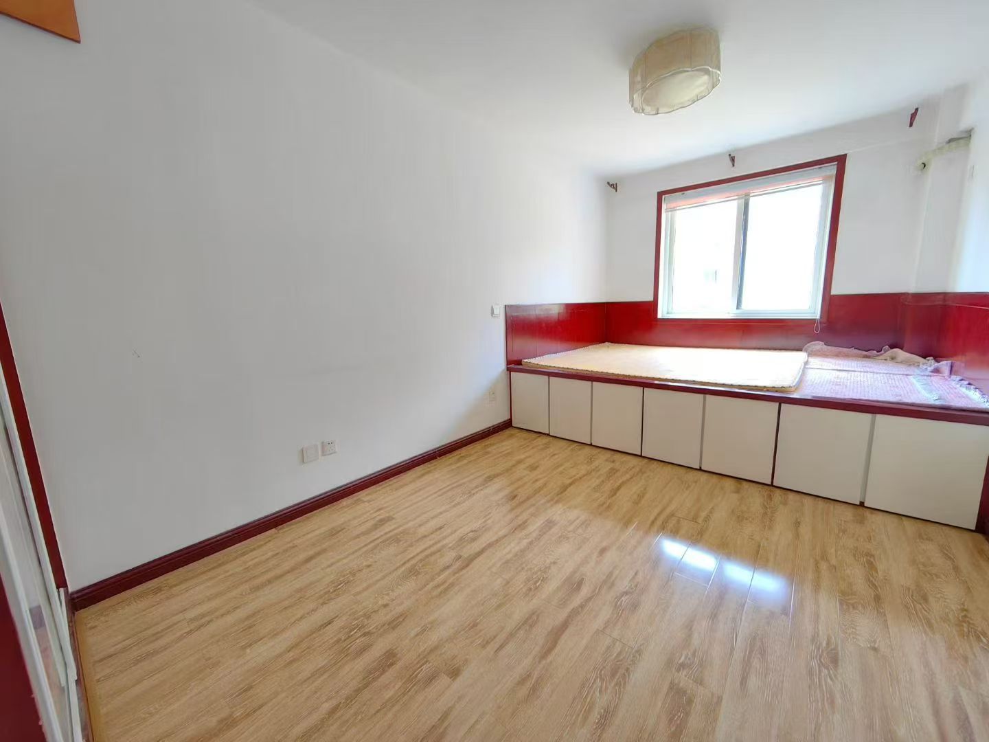 龙泽苑二楼126平三室1600/月年租