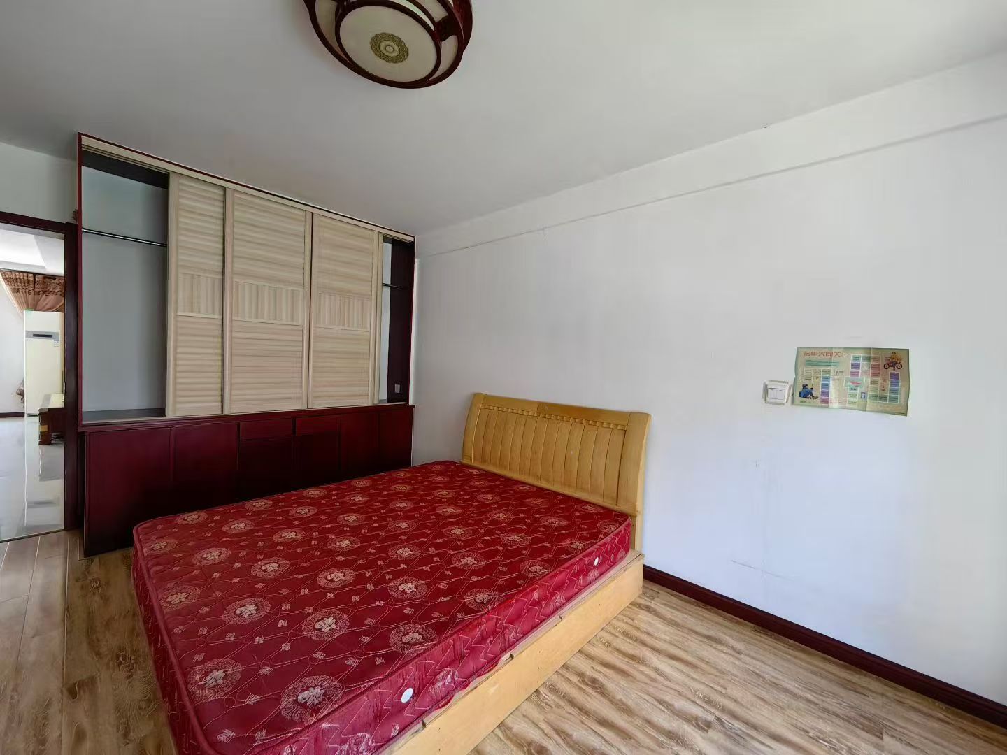 龙泽苑二楼126平三室1600/月年租