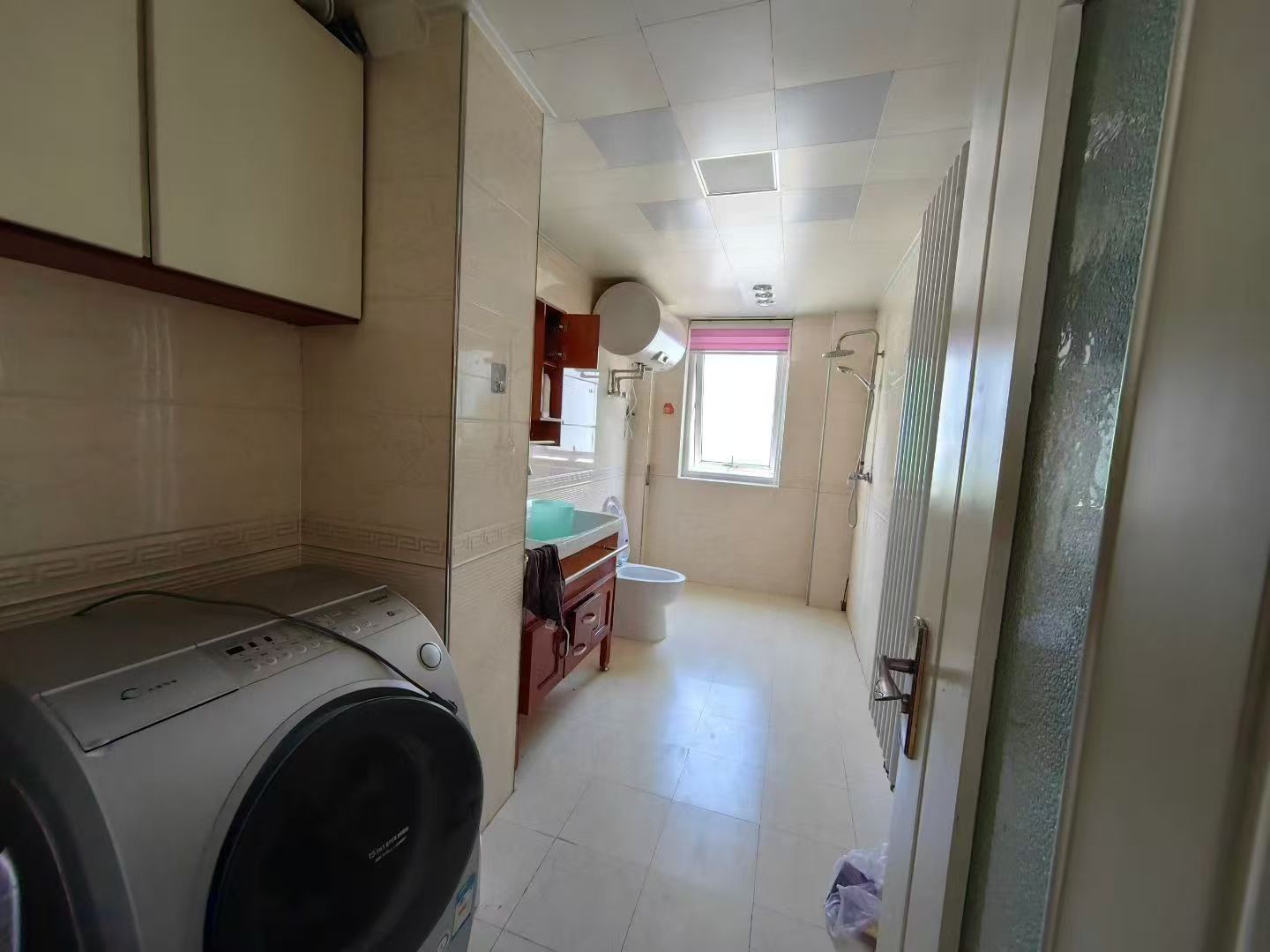 龙泽苑二楼126平三室1600/月年租