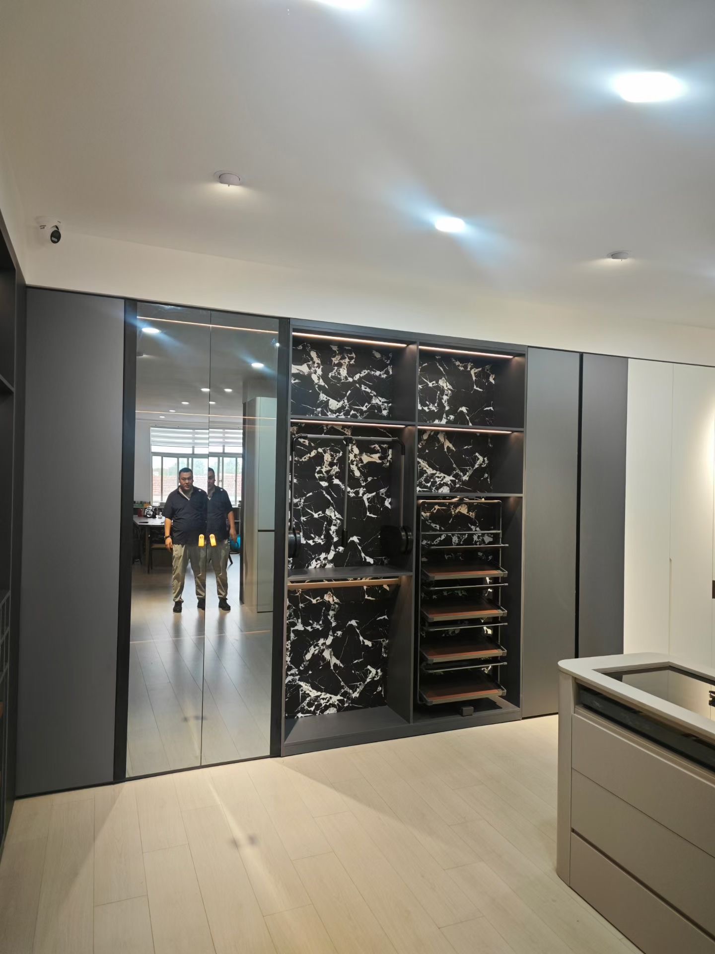 按装衣柜木门铝合金门推拉门卫生间平开门