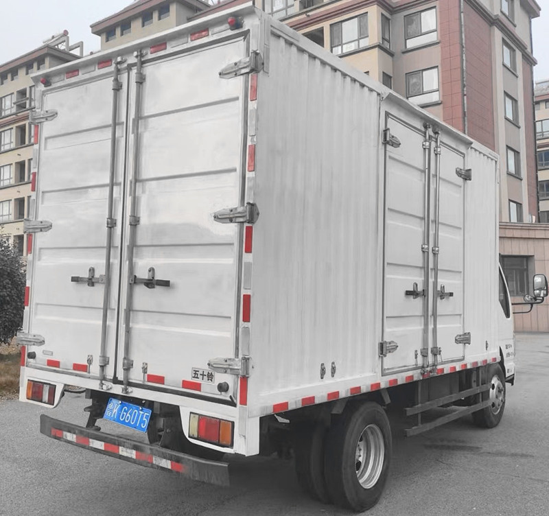 国五五十铃四米二宽体厢货 国五五十铃四米二宽体厢货