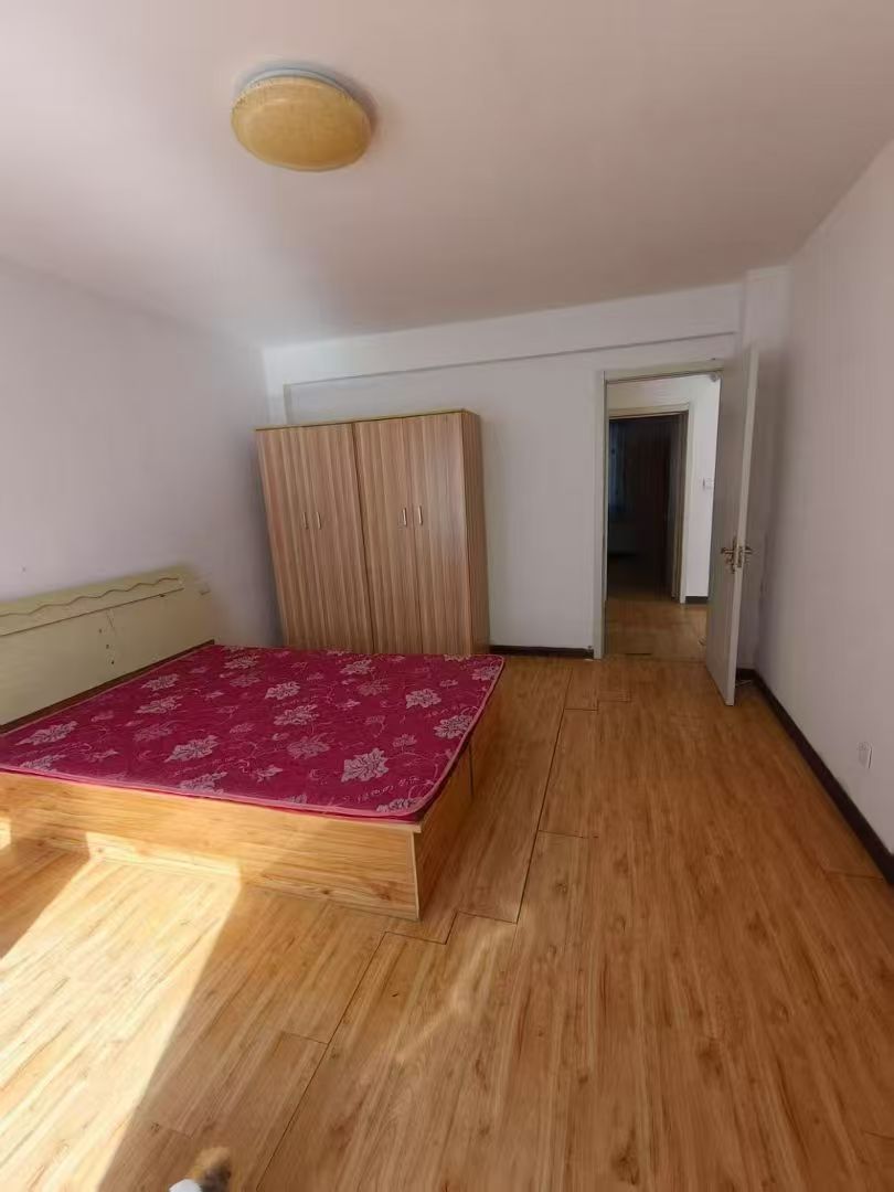 @1200/月，海泰庄园，一楼带院!