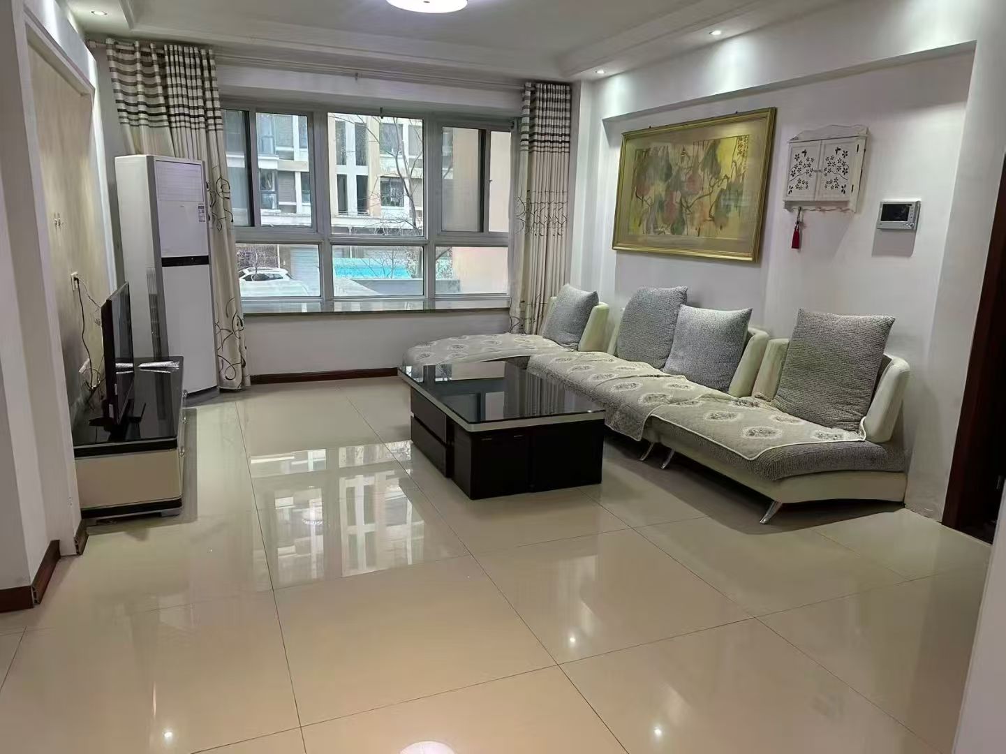 吉房出租中央龙湾小区2楼115平三室月租1800元